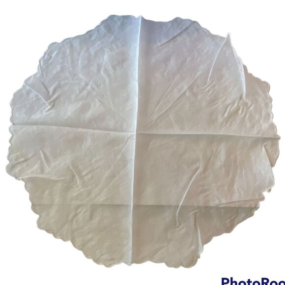 White Scalloped Centerpiece Doily Wedding Pocket Vase Sculpture Handkerchief - Picture 1 of 8